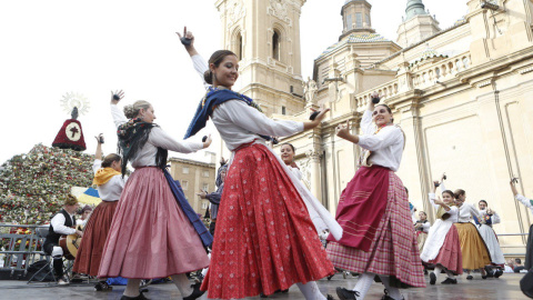 Más de doscientos joteros han unido sus voces para “abrazar” a la Virgen del Pilar.