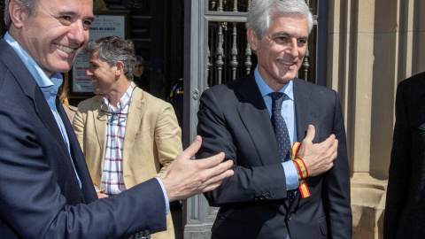 27/03/2019.- Adolfo Suárez Illana (d), candidato del PP al Congreso por Madrid junto al candidato conservador a la Alcaldía de la ciudad, Jorge Azcón (i) en Zaragoza. / EFE - JAVIER CEBOLLADA