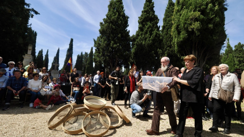 Asistentes durante el homenaje e inhumación de víctimas del franquismo, en el cementerio de El Carmen de Valladolid, el  14 de abril de 2024.