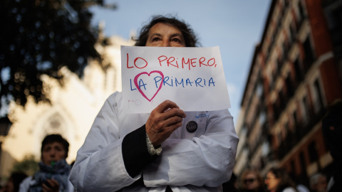 15/02/2023. Una mujer protesta durante una concentración de médicos y pediatras de Atención Primaria, a 15 de febrero de 2023.