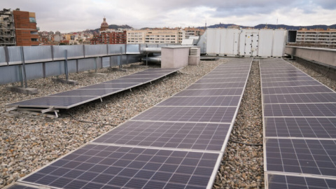 Una de las instalaciones fotovoltaicas de las escuelas de Barcelona.