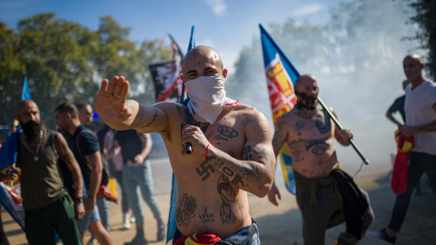 Uno de los participantes durante la manifestación neonazi para celebrar el día de la Hispanidad, a 12 de octubre de 2022, en Barcelona.