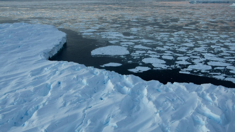 Icebergs tabulares en la bahía de Vincennes, en el Territorio Antártico Australiano, el 11 de enero de 2008.