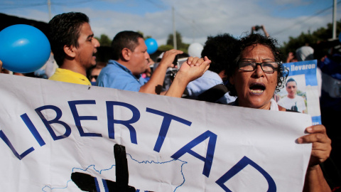 Imagen de archivo de una manifestante participa en una protesta para exigir la liberación de los presos políticos en Tipitapa, Nicaragua