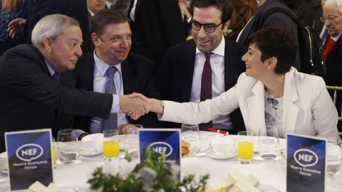 El exministro Carlos Solchaga  saluda a La ministra de Vivienda , Isabel Rodríguez, en presencia de los titulares de Agricultura, Luis Planas, y de Economía, Carlos Cuerpo, durante el desayuno informativo Fórum Europa  en Madrid. EFE/ Chema