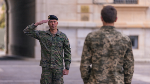 Un militar durante el acto de homenaje a los caídos en la guerra de Ucrania, en la Academia de Infantería, a 24 de febrero de 2024, en Toledo. Foto de archivo.