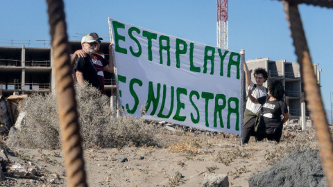 Manifestantes durante una acción contra la construcción de un complejo hotelero en La Tejita.