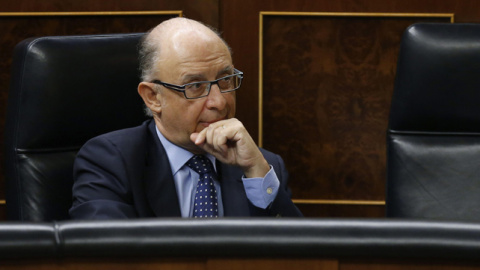 El ministro de hacienda, Cristóbal Montoro, en su escaño durante el pleno del Congreso que ha aprobado de forma definitiva la reforma fiscal.