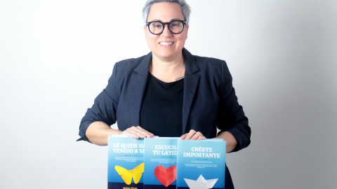 Sonia Vivas con los tres libros de la 'Saga del Latido'.