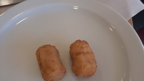 Familiares ceden a 'Público' la imagen que el plato de cena que un residente recibió en el centro de Alzheimer de la Fundación Reina Sofía — Público