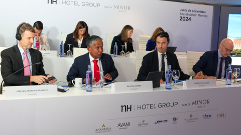 (I-D) El CCO de Minor Hotels, Stephen Andrew Chojnacki, el CEO de Minor Hotels, Dillip Rajakarier, el secretario general de NH Hotel Group, Carlos Ulecia, y el consejero delegado de NH Hotel Group, Ramón Aragonés, durante la junta general d