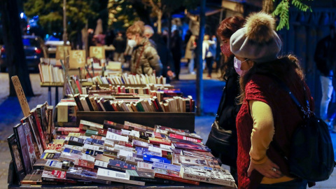 23/02/2022. Varias personas se acercan a los puestos de libros de la Cuesta de Moyano.