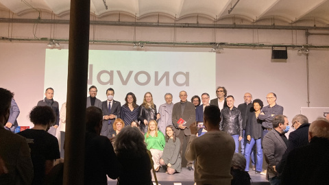 Els editors i alguns dels assistents a l'acte de presentació de la nova etapa de Navona, entre els quals el conseller d'Empresa, Roger Torrent.