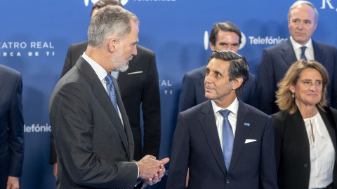 El Rey Felipe VI conversa con el presidente ejecutivo de Telefónica, José María Álvarez-Pallete, durante la gala conmemorativa del centenario de Telefónica, en el Teatro Real, a 19 de abril de 2024, en Madrid