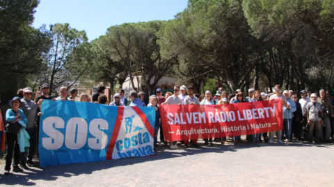 20/04/2024 - Els activistes que s'han concentrat aquest dissabte a l'exterior de Radio Liberty, a Pals, per demanar-ne la rehabilitació.