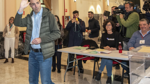 El candidato a lehendakari del PNV, Imanol Pradales, tras ejercer su derecho al voto.