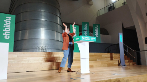 La directora general de campaña de Euskal Herria Bildu, Oihana Etxebarrieta, en la sede del partido.