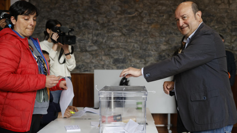 El presidente del PNV, Andoni Ortuzar (d), ejerce su derecho al voto en Escuelas de Sanfuentes en Sanfuentes, Bizkaia, este domingo.