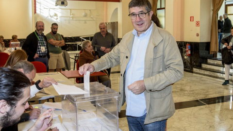 El portavoz del Grupo Parlamentario Socialista en el Congreso de los Diputados, Patxi López, ejerce su derecho al voto en un colegio electoral de Portugalete (Bizkaia), este domingo.