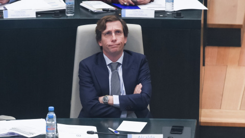 El alcalde de Madrid, José Luis Martínez-Almeida, durante una sesión ordinaria del Pleno municipal del Ayuntamiento de Madrid, en el Palacio de Cibeles, a 28 de febrero de 2023, en Madrid (España).