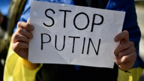 "No a la guerra", "Putin fascista": las embajadas rusas en Europa congregan manifestaciones en apoyo a Ucrania