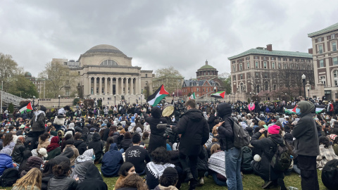 Estudiantes se manifiestan a favor de Palestina en el campus de la Universidad de Columbia, en Nueva York, a 18 de abril de 2024.