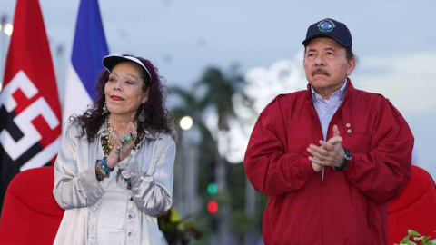 Fotografía cedida hoy por Presidencia de Nicaragua, del presidente de Nicaragua Daniel Ortega (d), junto a su esposa y vicepresidenta Rosario Murillo (i), durante un acto en Managua (Nicaragua) el 21 de febrero de 2023.