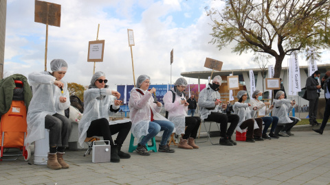 28/02/2022 - Acció de Setem a les portes del MWC en protesta per la vulneració de drets de la indústria electrònica.