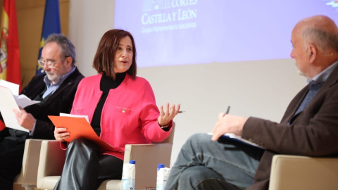 La redactora jefa de 'Público', María José Pintor, junto a Ander Gil en las Cortes de Castilla y León este 27 de febrero de 2023.