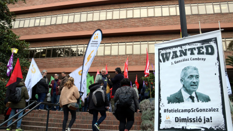 02/03/2022 - Concentració dels sindicats d'ensenyament davant la seu del Departament d'Educació.