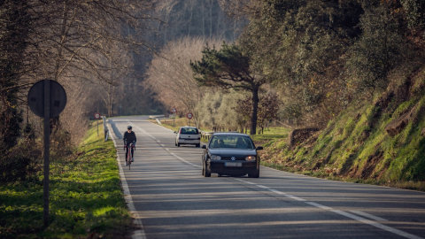 Ciclista en carretera