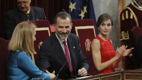 El rey Felipe VI saluda a la presidenta del Congreso, Ana Pastor,iz, tras el discurso que pronunció en el Congreso de los Diputados en la sesión solemne en conmemoración del 40 aniversario de las elecciones de 1977. EFE/Juan Carlos Hidalgo