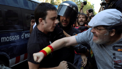 Los Mossos intervienen cuando los manifestantes de la extrema derecha y manifestantes antifascistas y vecinos de las Ramblas chocan, un día después de que una furgoneta atropellara intencionadamente contra los peatones de Las Ramblas en Bar