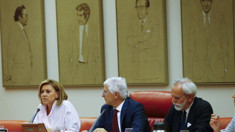 La ministra de Defensa, María Dolores de Cospedal, junto al presidente de la Comisión de Defensa, José Mª Barreda (c), comparece en una sesión extraordinaria de la comisión de Defensa del Congreso para, a petición de la oposición, explicar 