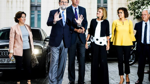 El presidente del Gobierno y del Partido Popular, Mariano Rajoy (2i) junto a la secretaria general del partido, María Dolores de Cospedal (3d); el presidente de los populares catalanes, Xavier García Albiol (c); la vicepresidenta del Gobier