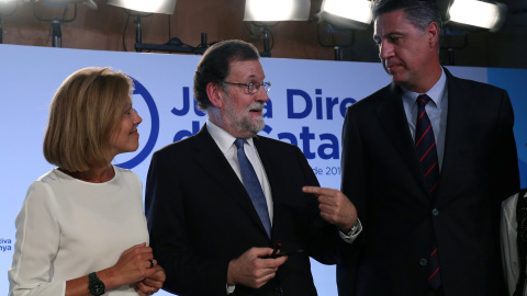 El presidente del Gobierno, Mariano Rajoy, entre la secretaria general del PP, Maria Dolores de Cospedal, y el líder del PP catalán Xavier Garcia Albiol. REUTERS/Albert Gea