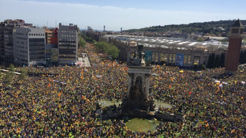 Plaça d'Espanya i Avinguda del Paral·lel durant la manifestació convocada per la plataforma Democràcia i Convivència