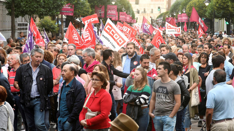 Vista de la multitudinaria manifestación convocada por los sindicatos UGT, CC.OO y CGT por el centro de León, para exigir la continuidad de la planta de componentes eólicos que la multinacional Vestas tiene en el municipio leonés de Villada