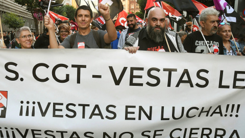 Vista de la manifestación convocada por los sindicatos UGT, CC.OO y CGT, que recorre el centro de León, para exigir la continuidad de la planta de componentes eólicos que la multinacional Vestas tiene en el municipio leonés de Villadangos d