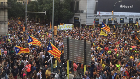 Detall de la plaça Universitat de Barcelona poc després de començar la manifestació 'Recuperem l'1 d'octubre', aquest dilluns a la tarda. / Marià de Delàs.