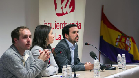 El coordinador general de IU, Alberto Garzón (d), acompañado por la concejal, Idoia Eguileor (c), y el coordinador general de IU, en La Rioja, Diego Mendiolaha (d), durante su participación en un acto público de Izquierda Unida celebrado ho