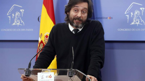 El diputado de Unidos Podemos Rafael Mayoral durante la rueda de prensa que ha ofrecido hoy en el Congreso de los Diputados. EFE/J.J. Guillén