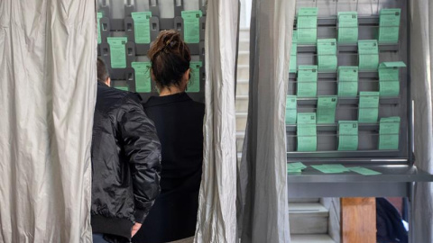 02/12/2018.- Una pareja escoge la papeleta para elegir a su candidato hoy en el colegio electoral ubicado en la biblioteca de San Lúcar de Barrameda(Cádiz). EFE/Jose Manuel Vidal.