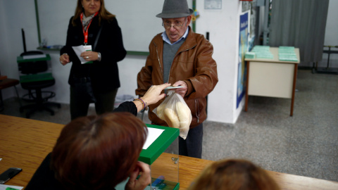 2/12/2018. Un hombre emite su voto en las elecciones regionales andaluzas en un colegio electoral en Ardales (Málaga). REUTERS/Jon Nazca