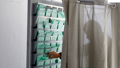 2/12/2018. Un hombre coge su papeleta antes de emitir su voto en las elecciones andaluzas en un colegio de Sevilla. REUTERS/Marcelo del Pozo