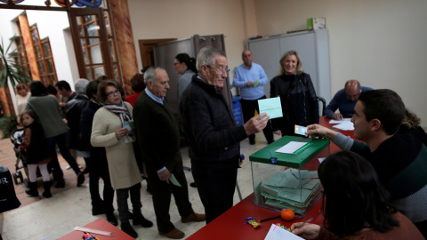 2/12/2018. La gente hace cola para votar en las elecciones autonómicas andaluzas en un colegio electoral de Cuevas del Becerro (Málaga). REUTERS/Jon Nazca