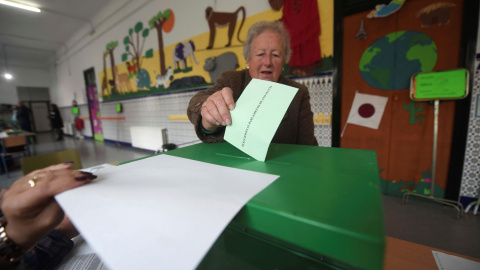 Una mujer deposita su voto en el colegio Colón en Córdoba. EFE/Rafal Alcaide