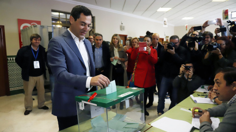 Juanma Moreno ha votado pasadas las 10.30 horas en el colegio Sagrado Corazón de Jesús de Málaga. ALEX ZEA/EUROPA PRESS