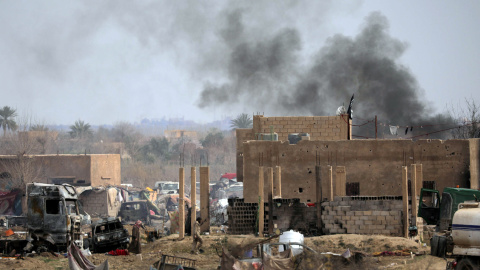 Los miembros del Estado Islámico caminan en el último barrio asediado de la aldea de Baghouz, provincia de Deir Al Zor, Siria. REUTERS / Rodi Said