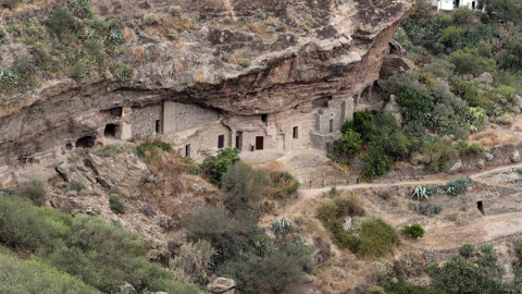 Vista general de la entrada al yacimiento prehispánico de Risco Caído, en Barranco Hondo, a las afueras de la localidad de Artenara, en la cumbre de Gran Canaria. La Unesco declaró hoy Patrimonio Mundial el paisaje cultural de Risco Caído y